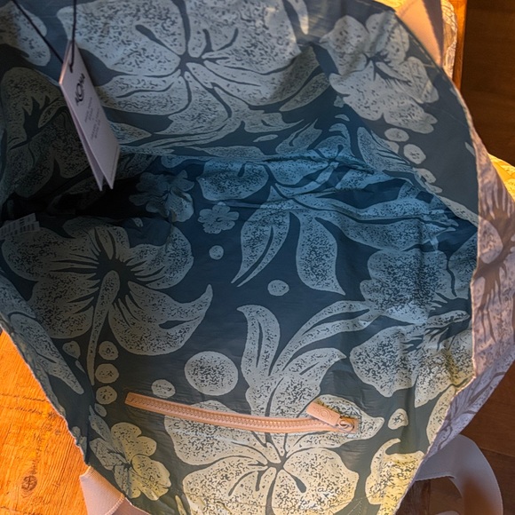 ALOHA Collection Tan and White Floral Tote Set - Picture 4 of 5